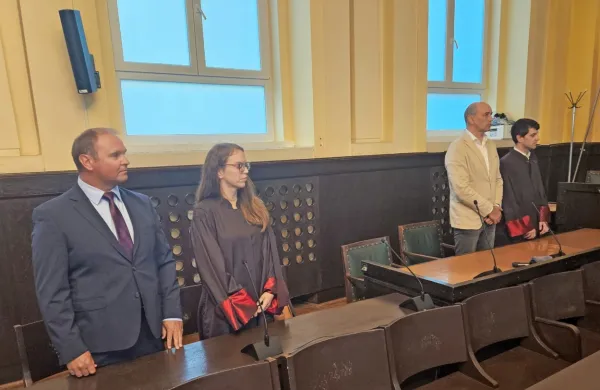 Sodišče je Mateju Raščanu (levo) in Matjažu Kovačiču zaradi 
preprodaje delnic elektro podjetij izreklo zaporni kazni.