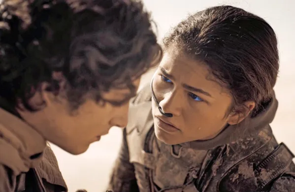 Film Dune: peščeni planet, 2. del, v katerem igrata tudi  Timothee 
Chalamet in Zendaya, bi moral priti v kinematografe   v začetku 
novembra, vendar bo na premiero treba počakati do   pomladi 
2024. 