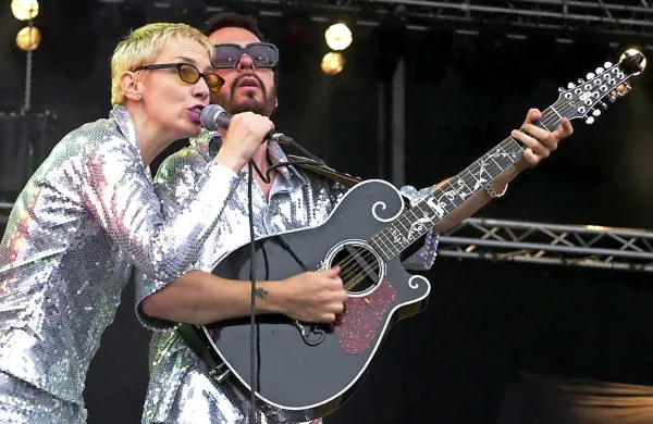 Annie Lennox in Dave Stewart sta zaslovela kot pop duo Eurythmics, vendar ne bosta nastopila skupaj na prihajajoči jubilejni 
koncertni turneji. 