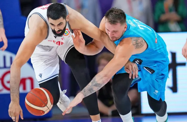 Dvoboj NBA igralcev (levo) Goge Bitadzeja in Luke Dončića se je končal s prepričljivo zmago slednjega.