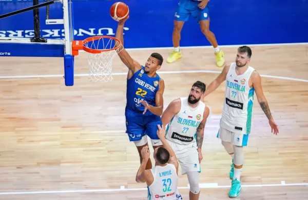 Bivši Dončićev (desno) klubski soigralec Edy Tavares (v ospredju) 
se tokrat ni posebej razigral. Ob njem sta Žiga Dimec in Bine 
Prepelič.