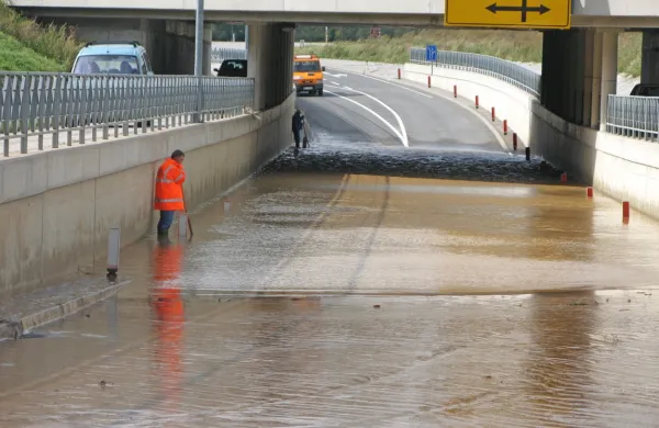 Nekaj centimetrov vode na cesti je pri visoki  hitrosti lahko smrtno 
nevarnih (fotografija je simbolična). 