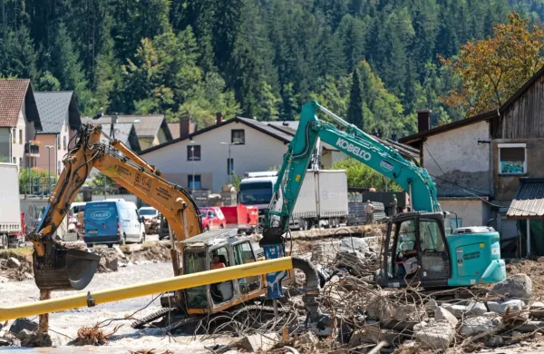 Rezultati analize poplavnega mulja v zgornji Mežiški dolini so 
pokazali presežene vrednosti potencialno strupenih snovi, predvsem svinca.