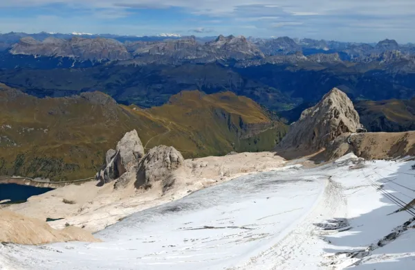 Površina ledenika Marmolada v Dolomitih se je lani zmanjšala na 
112 hektarjev, kažejo danes objavljeni podatki italijanskih raziskovalcev.