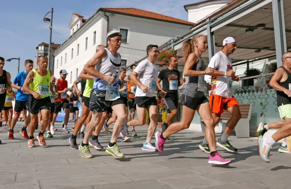 Postojnske ulice je zasedlo 260 tekačev.