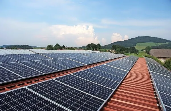 Zavrnjena okoli petina vlog za samooskrbne sončne elektrarne
