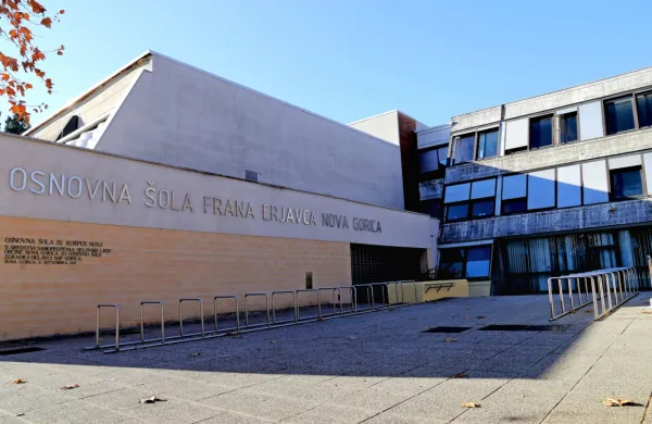  OŠ Frana Erjavca    želijo    obnoviti, posodobiti  in energetsko sanirati, 
z gradbenimi deli naj bi začeli v letu 2025.