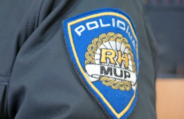 Na Hrva&scaron;kem zaradi suma posilstva pridržali dva policista