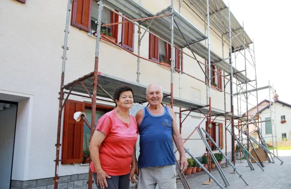   Življenje gre dalje, treba si je dati korajžo, pravita Ciril in Marija Plesničar 
iz Čepovana, katerima je neurje poškodovalo hišo in pomožni objekt.   