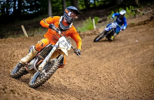  Miha Bubnič (v ospredju) iz Strunjana je v soboto predse spustil le 
voznika svetovnega prvenstva Jana Pancarja. 
