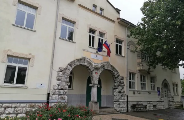 Učenci osmega in devetega razreda OŠ Miroslava Vilharja bodo 
zaradi prostorske stiske  v novem šolskem letu gostovali tudi na 
Ljudski univerzi Postojna. 