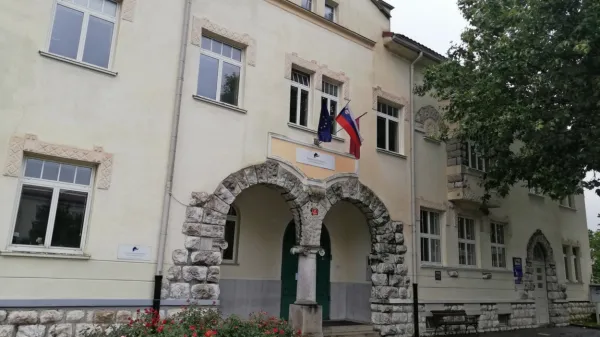 Učenci osmega in devetega razreda OŠ Miroslava Vilharja bodo 
zaradi prostorske stiske  v novem šolskem letu gostovali tudi na 
Ljudski univerzi Postojna. 