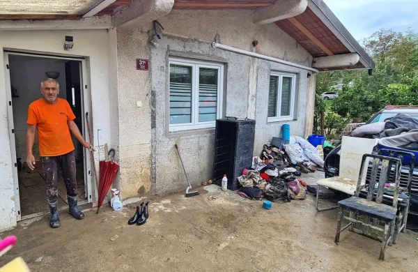 Ilija Kukolj kaže, do kod je segala narasla voda, ki jim je z blatno brozgo zalila vse, kar so imeli. 