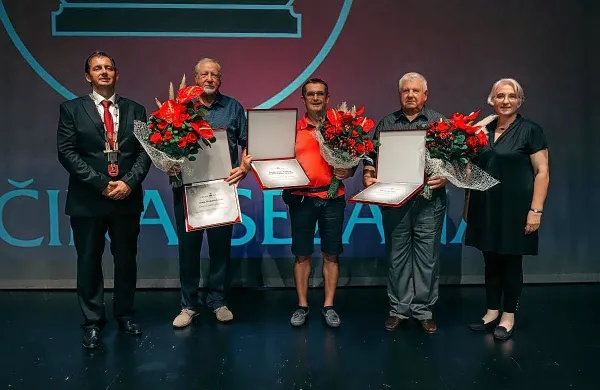 Prejemniki občinskih priznanj in nagrade v družbi župana Andreja 
Sile in Ljubice Jelušič. 