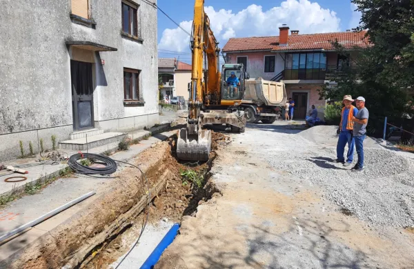 Obnova vodovoda sredi strnjenega naselja v Harijah povzroča  nemalo preglavic domačinom.