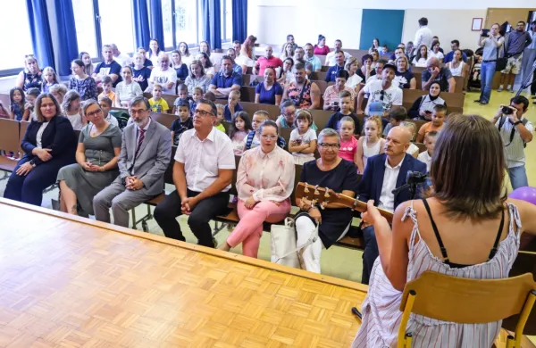 Prvi dan pouka so na Osnovni šoli Šmarje gostili tudi šolskega 
ministra Darja Feldo (tretji z leve) in koprskega župana Aleša 
Bržana (v sredini).