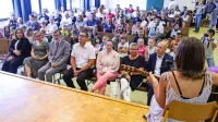 Prvi dan pouka so na Osnovni šoli Šmarje gostili tudi šolskega 
ministra Darja Feldo (tretji z leve) in koprskega župana Aleša 
Bržana (v sredini).