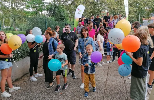 Prvošolci OŠ Frana Erjavca so včeraj za dobrodošlico prejeli 
balone z lepimi mislimi učiteljev, učenci višjih razredov pa so zanje 
pripravili prireditev v šoli.     