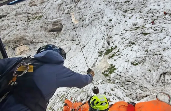 Bov&scaron;ki gorski re&scaron;evalci s posadko helikopterja re&scaron;evali pohodnika