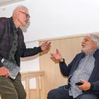 Pesnik, filozof  in ekolog Iztok Geister, ki živi v Kocjančičih pri Sv. Antonu,  
in igralec Boris Cavazza sta se zaklepetala še pred dogodkom.   