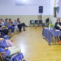 Ksenija Benedetti v istrskem zaledju predstavila avtobiografsko knjigo Hi&scaron;a sozvočja (FOTO)