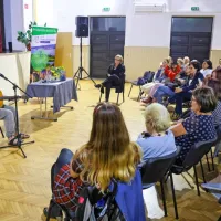 Ksenija Benedetti v istrskem zaledju predstavila avtobiografsko knjigo Hi&scaron;a sozvočja (FOTO)
