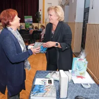 Ksenija Benedetti v istrskem zaledju predstavila avtobiografsko knjigo Hi&scaron;a sozvočja (FOTO)