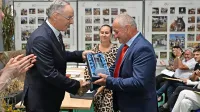 Dušanu Benčini (desno) je naziv Vinar Leta 2023 podelil predstavnik Agre Janez Erjavec.