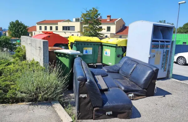 Takole se je nepridiprav znebil stare sedežne garniture. 