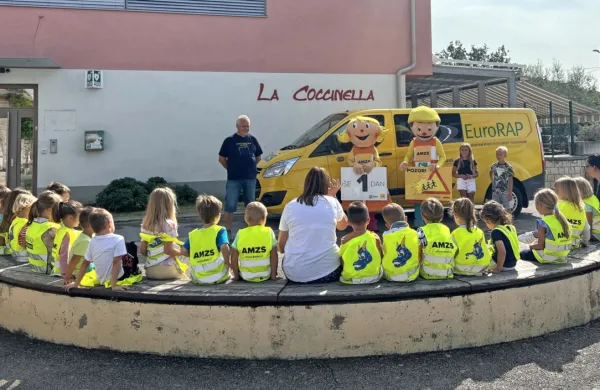 Na prvi šolski dan so se pod vodstvom piranskega avto-moto 
društva včeraj že pripravljali sečoveljski učenci. 