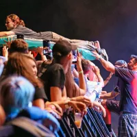  Elvis Jackson so tudi tokrat spravili publiko dobesedno v zrak.