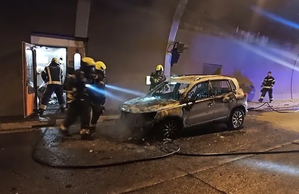 Goreči tiguan zaprl predor