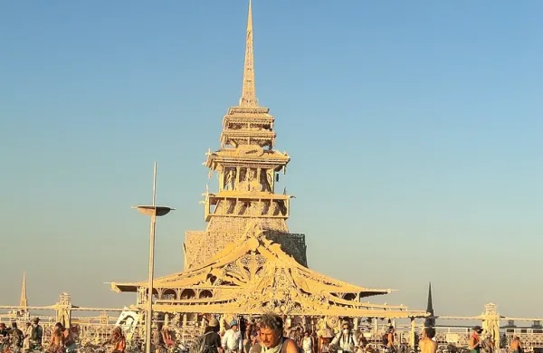 Festival Burning Man, eden najbolj priljubljenih umetniških in 
kulturnih dogodkov v Združenih državah Amerike, v puščavi v 
Nevadi poteka vsako leto od leta 1990. 