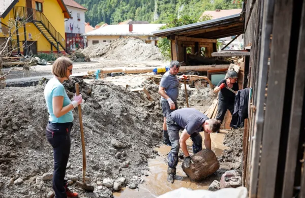 Veliko primorskih podjetij je in bo še priskočilo na pomoč z 
donacijami, zaposleni pa tudi z neposrednim odpravljanjem 
posledic na terenu.