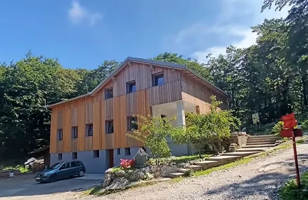 Vojkova koča na Nanosu dobiva novo podobo, skrbijo &scaron;e neplačani računi