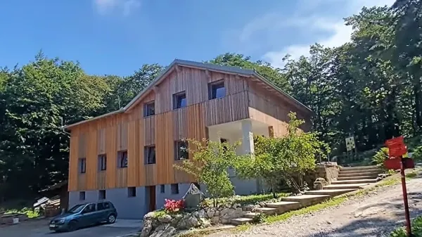 Vojkova koča na Nanosu dobiva novo podobo, skrbijo &scaron;e neplačani računi