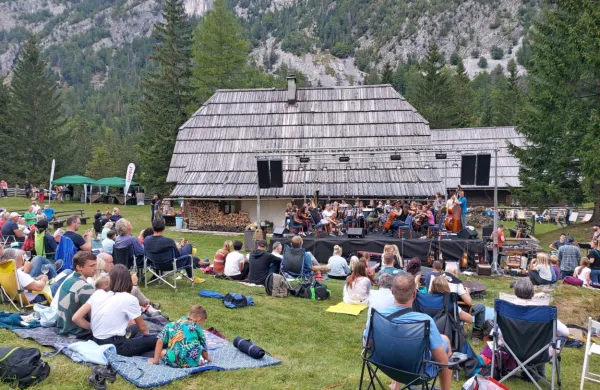 Pri Kekčevi domačiji se je zbralo najmanj 400 obiskovalcev.