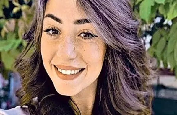 Nesrečna Valeria Fioravanti je umrla, potem ko so jo z reševalnim 
vozilom prepeljali v bolnišnico, reševalec pa je dejal, da naj bi ji 
hude bolečine povzročal glavobol, ki naj bi ga sprožil nenaden gib 
med umivanjem las.