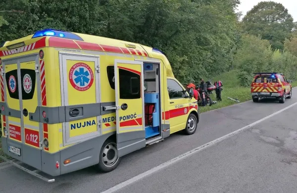 Z motorjem zapeljal preblizu roba ceste