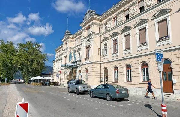 Na postaji bodo prenovili čakalnice, blagajno, sanitarije ter delno fasado in nadstrešek ob peronu. 