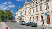Na postaji bodo prenovili čakalnice, blagajno, sanitarije ter delno fasado in nadstrešek ob peronu. 