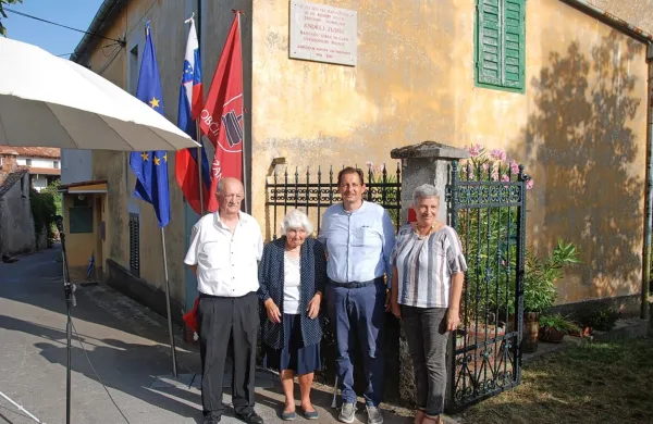 Spominsko ploščo sta odkrila Zlobčeva hčerka Dušica Kunaver in 
predsednik sežanskih borcev Bojan Pahor (prva z leve), dogodka sta se 
udeležila tudi župan Andrej Sila in podžupanja Vanja Jelen.