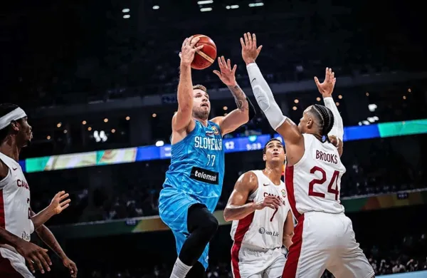 Košarkarji Slovenije so izgubili v četrtfinalu svetovnega prvenstva 
v Manili proti Kanadi z 89:100 (24:26, 50:50, 71:80). 
