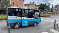 Trenutno po Izoli vozi samo ena kurjerca, saj je druga znova na 
popravilu. 