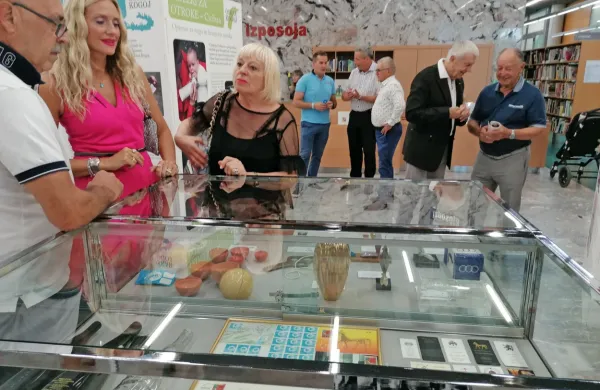 Razstava v Goriški knjižnici predstavlja Kogojeve najbolj znane, a tudi očem širše  javnosti doslej skrite izdelke.      