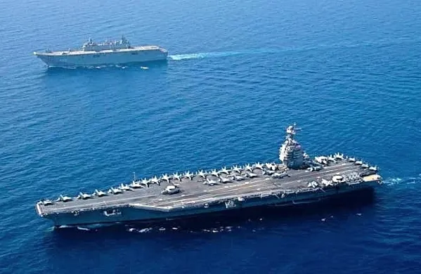 Letalonosilka USS Gerald R. Ford je dolga 333 metrov, široka 41 
metrov in ima izpodriv sto tisoč dolgih ton.
