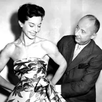  Christian Dior z manekenko Dorothy Emms leta  1952.   