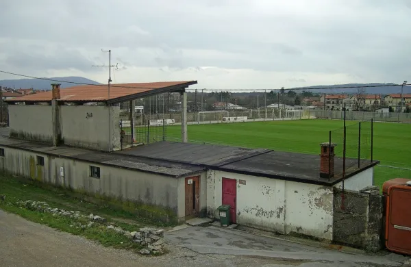 Pred prenovo je več desetletij za kuliso sežanskega stadiona skrbela tako imenovana Mussolinijeva tribuna, 
zgrajena leta 1934.