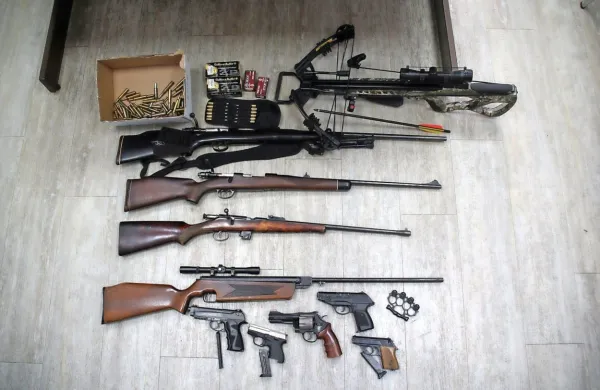 Mo&scaron;kemu iz okolice Izole so zasegli pu&scaron;ke, revolver in več nabojev