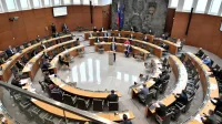 O usodi prizadevanj, da bi za izpuste iz sosežigalnic  veljala enaka  
pravila kot za izpuste iz sežigalnic, bodo  na koncu  odločili  
poslanci.
